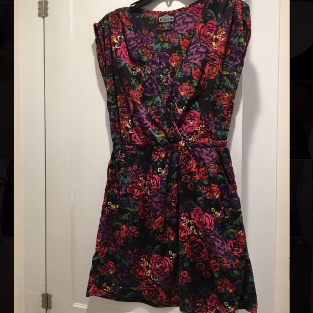 ANGIE Silky floral cross body dress w/ pockets!